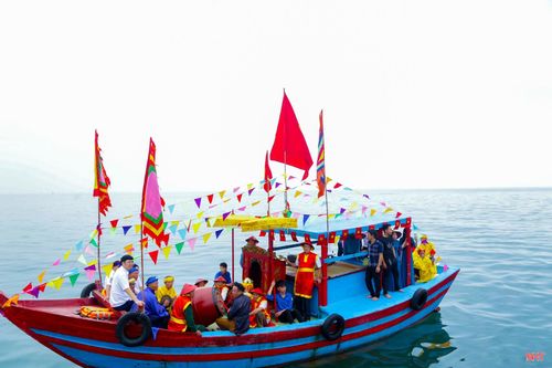 Lễ giỗ lần thứ 649 của Chế Thắng phu nhân Nguyễn Thị Bích Châu được phường Vũng Áng chuẩn bị chu đáo với cả phần lễ và phần hội. Trong ảnh: Nghi thức rước Thánh mẫu từ nơi thờ chính ở phường Hải Ninh về đền Eo Bạch.