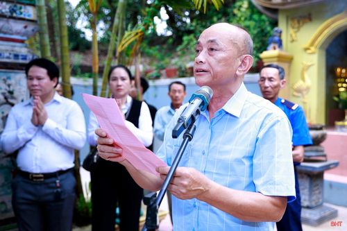 Ông Phan Công Đính - Phó BQL Khu di tích đọc tiểu sử của Chế Thắng phu nhân Nguyễn Thị Bích Châu.