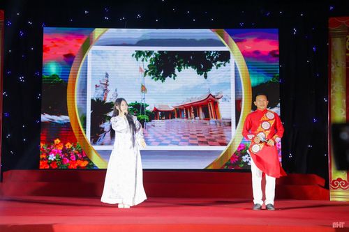 ...chương trình nghệ thuật "Dấu ấn đền thiêng" tưởng nhớ 649 năm ngày mất Chế Thắng phu nhân Nguyễn Thị Bích Châu tại đền Eo Bạch được phường Vũng Áng tổ chức bài bản, thu hút đông đảo người dân, du khách thập phương.