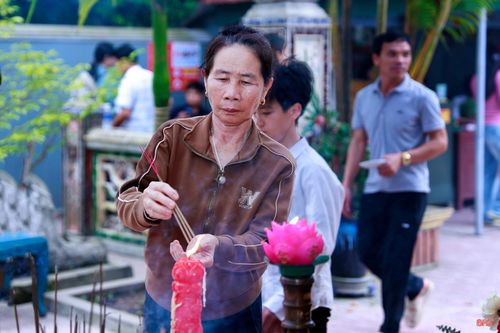 Khu vực chính điện được bài trí trang nghiêm.