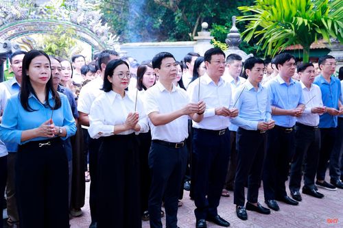 Trong không khí trang nghiêm, các đại biểu và người dân bày tỏ niềm kính phục, lòng biết ơn trước những công lao của Chế Thắng phu nhân Nguyễn Thị Bích Châu đối với đất nước.