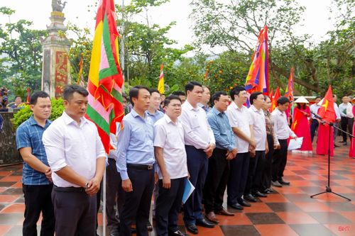 Trước đó, ngày 28/3 (10/2 âm lịch) lãnh đạo phường Vũng Áng đã dâng hương tưởng niệm 649 năm ngày mất Quý phi Nguyễn Thị Bích Châu ở khu di tích đền thờ Eo Bạch (xã Kỳ Lợi cũ, nay thuộc phường Vũng Áng).
