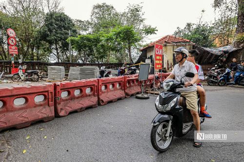 Ông Lâm Văn Sáu - Phó Giám đốc Xí nghiệp Xây lắp công trình (Chi nhánh Công ty Cổ phần Đường sắt Hà Hải) cho biết, toàn bộ mặt cầu cũ sẽ được thay thế bằng kết cấu mới