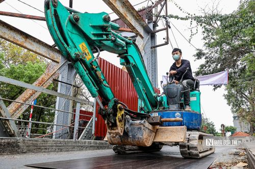 Phương tiện, máy móc phục vụ bảo trì và sửa chữa cầu được đưa tới.