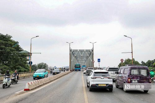 Các đơn vị chức năng sẽ lắp đặt biển báo, hướng dẫn phương tiện di chuyển theo các tuyến thay thế. Xe đạp được phép qua cầu Chương Dương trong thời gian sửa chữa cầu Long Biên.