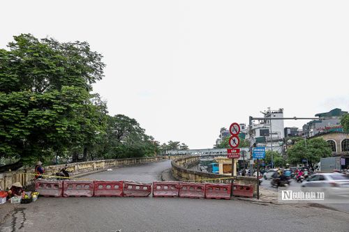 Trong quá trình thi công, việc tổ chức phân luồng, điều tiết giao thông có thể gây ra tình trạng ùn ứ cục bộ. Đại diện đơn vị thi công bày tỏ mong muốn người dân thông cảm và phối hợp.