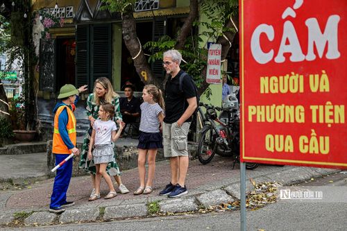 Lực lượng chức năng được bố trí tại các lối dẫn lên cầu Long Biên để phân luồng, hướng dẫn người dân di chuyển theo phương án đã được phê duyệt.