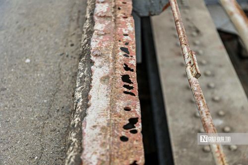 Đơn vị thi công sẽ gia cố cốt thép, đổ bê tông, cải tạo hệ thống thoát nước và thay mới toàn bộ các tấm đan dành cho người đi bộ nhằm đảm bảo an toàn khi lưu thông.