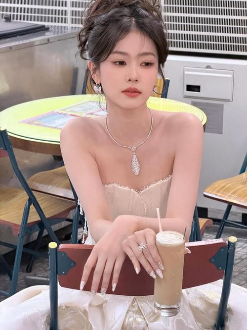 Bộ ảnh xuyên thấu của Bạch Lộc vẫn đang nhận được sự quan tâm từ phía khán giả. Ảnh: IGNV