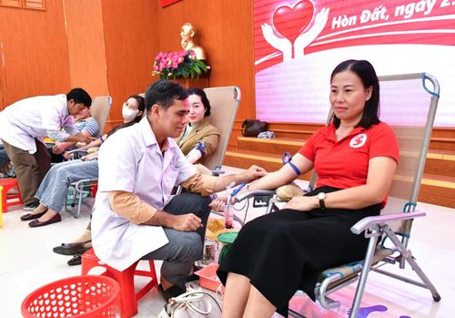 Các tình nguyện viên tham gia hiến máu.