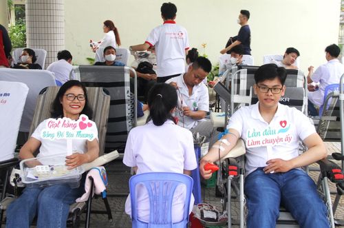 Hai mẹ con chị Bùi Thị Châu Liễu (phường Cẩm Lệ) cùng tham gia hiến máu đầu năm 2026. Ảnh: LAM PHƯƠNG