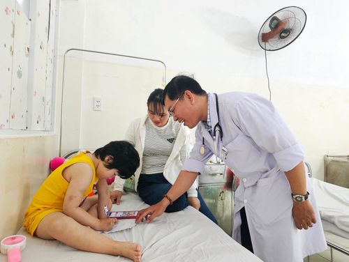 Bác sĩ CKII Trần Văn A, Phó Khoa Nhi Tổng hợp động viên bệnh nhi đang điều trị tại Bệnh viện Phụ sản - Nhi Đà Nẵng. Ảnh: LAM PHƯƠNG