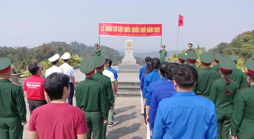 “Chào cờ cột mốc biên cương” tại cột mốc 717, Trạm Biên phòng Cửa khẩu quốc tế Nam Giang. Ảnh: N.Q
