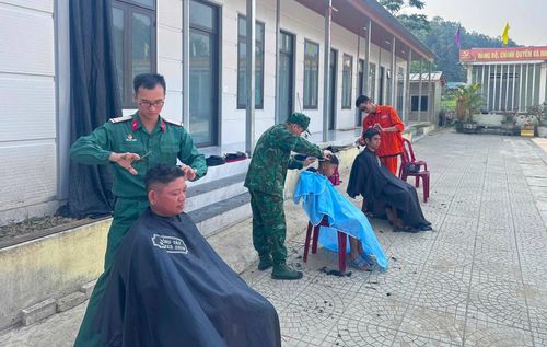 Đoàn viên thanh niên các đơn vị cắt tóc miễn phí cho người dân. Ảnh: N.Q