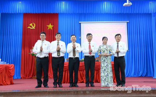 Đồng chí Trịnh Văn Lợi (đứng thứ 3, từ phải qua), Bí thư Đảng ủy phường được bầu giữ chức Chủ tịch HĐND phường, nhiệm kỳ 2026 - 2031.
