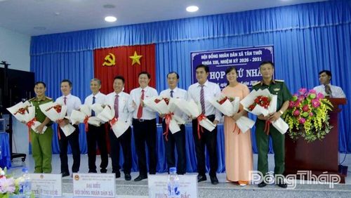 Đồng chí Phan Minh Quân tặng hoa chúc mừng các đồng chí đắc cử các chức danh UBND xã.