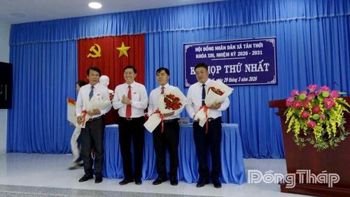 Đồng chí Phan Minh Quân tặng hoa chúc mừng các đồng chí đắc cử các chức danh HĐND xã.