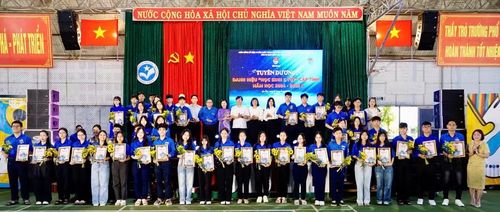 Tuyên dương các “Học sinh 3 tốt” cấp tỉnh. Ảnh: D.L