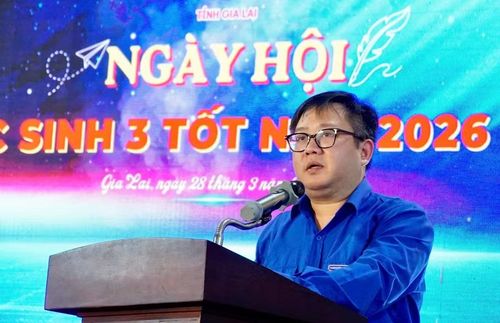 Anh Nguyễn Chí Hiếu - Phó Bí thư Tỉnh đoàn, Chủ tịch Hội Sinh viên Việt Nam tỉnh phát biểu tại ngày hội. Ảnh: D.L
