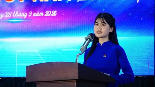 Em Lê Nguyễn Kim Chi chia sẻ cảm nghĩ tại Lễ tuyên dương. Ảnh: D.L