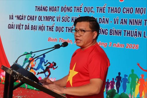Ông Nguyễn Hữu Trung, Chủ tịch UBND phường Bình Thuận đọc toàn văn “Lời kêu gọi toàn dân tập luyện thể dục thể thao của Chủ tịch Hồ Chí Minh” tại Lễ phát động.