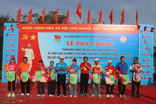 Trao cờ lưu niệm và hoa chúc mừng của Ban tổ chức cho các đơn vị tham gia