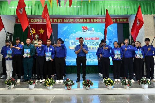 Lãnh đạo Tỉnh đoàn trao quyết định thành lập đội hình “Bình dân học vụ số” cho các đơn vị
