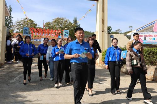 Đoàn viên, thanh niên ra quân triển khai phong trào “Bình dân học vụ số” trên địa bàn