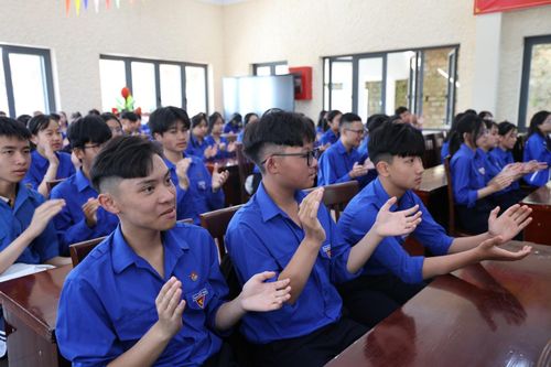 Đoàn viên, thanh niên tham dự Ngày cao điểm “Bình dân học vụ số”