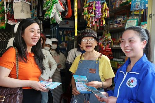 Đội hình “Bình dân học vụ số” tuyên truyền, hỗ trợ người dân tại địa bàn phường Xuân Trường - Đà Lạt