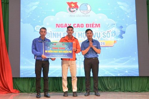 Ban Thường vụ Tỉnh đoàn phối hợp với FPT Lâm Đồng trao bảng tượng trưng công trình “02 điểm phát wifi miễn phí” cho Đoàn phường Xuân Trường - Đà Lạt