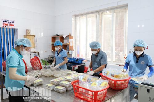 Dây chuyền đóng gói sứa ăn liền tại Công ty chế biến hải sản Tân Long.