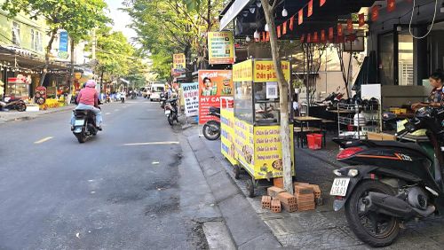 Ở nhiều nơi tại Đà Nẵng, vỉa hè được người dân sử dụng làm nơi kinh doanh, buôn bán.