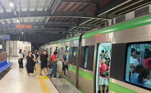 Tàu điện trên cao là một trong những phương tiện vận tải công cộng số lượng lớn, văn minh, hiện đại, đang được người dân Hà Nội ưu thích.
