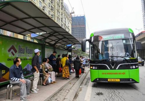 Hành khách đi xe buýt ngày một gia tăng.