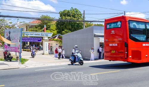 Trường THPT Tắc Vân, cổng trường hướng ra tuyến Quốc lộ 1. Vào giờ tan học lượng học sinh đông, trong khi mật độ phương tiện cao, nên nguy cơ mất an toàn giao thông luôn hiện hữu.