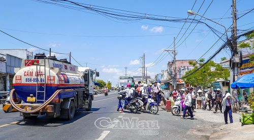 Hình ảnh phóng viên ghi nhận trước cổng Trường THCS Nguyễn Du (Khóm 12, phường Tân Thành), điểm trường nằm ngay dốc cầu Tắc Vân - nơi có mật độ phương tiện dày đặc, tiềm ẩn nhiều nguy cơ tai nạn giao thông.