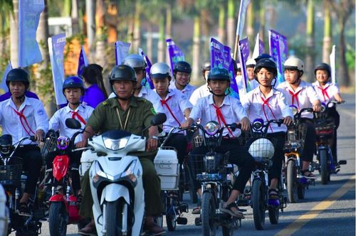 Điện lực Tân Trụ (Công ty Điện lực Tây Ninh) phối hợp với Đoàn Thanh niên xã Tân Trụ tổ chức đạp xe tuyên truyền Giờ trái đất 2026, thu hút đông đảo cán bộ, đoàn viên và hơn 100 học sinh tham gia. (Ảnh: PC Tây Ninh)