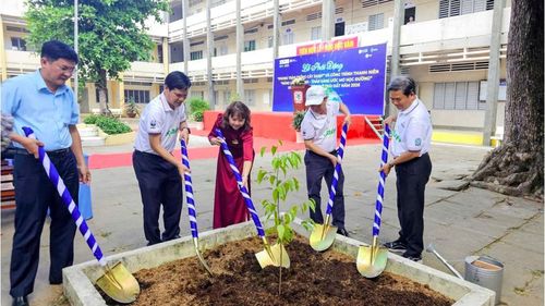 EVNSPC phối hợp với Trường THPT Nguyễn Đình Chiểu (tỉnh Vĩnh Long) phát động phong trào Trồng cây xanh hưởng ứng Giờ Trái đất 2026. (Ảnh: PC Vĩnh Long)