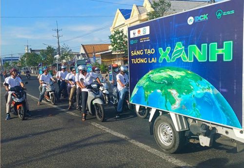 Nhân viên Công ty Điện lực Cà Mau lan tỏa thông điệp “Sáng tạo xanh – Tương lai xanh” hưởng ứng chiến dịch Giờ Trái đất 2026 trên các tuyến phố. (Ảnh: PC Cà Mau)
