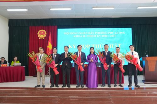 Phó Bí thư Đảng ủy, Chủ tịch UBND phường Lã Quang Thức tặng hoa chúc mừng các đại biểu trúng cử các chức danh chủ chốt. Ảnh: Hữu Tiệp