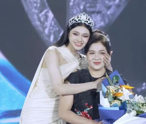 Mẹ Á hậu Minh Kiên cùng con gái trên thảm xanh Miss World Vietnam 2025.