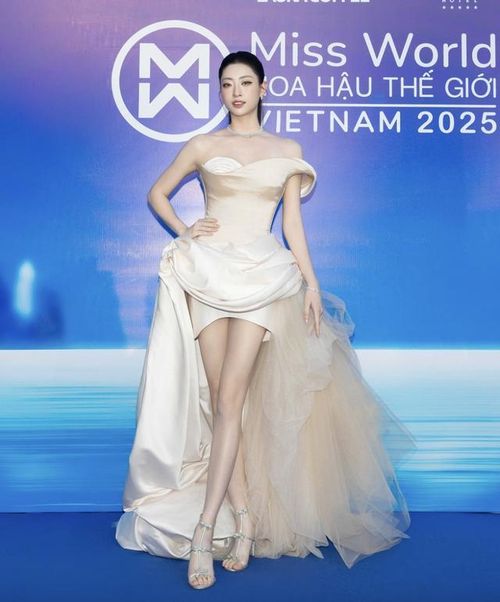 Hoa hậu Lương Thùy Linh khoe đôi chân cực phẩm 1m22.