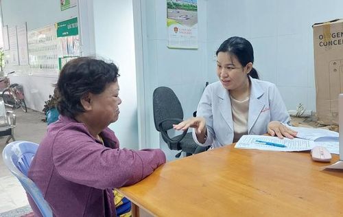 Được thăm khám, tầm soát, tư vấn sức khỏe tại trạm y tế là mong mỏi của người dân, đặc biệt là người cao tuổi, người yếu thế...