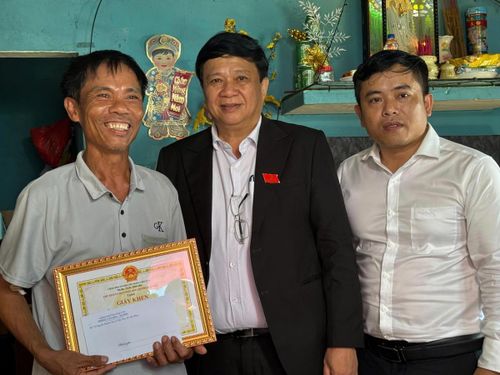Trưởng Phòng Văn hóa Xã hội phường Hải Vân Nguyễn Bá Nam; Chủ tịch UBND phường Nguyễn Thúc Dũng trao giấy khen cho ông Lê Công Quang. Ảnh: Nguyễn Tú.