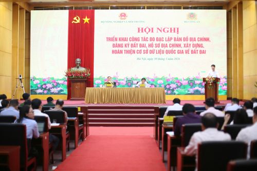  Hội nghị “Triển khai công tác đo đạc lập bản đồ địa chính, đăng ký đất đai, hồ sơ địa chính, xây dựng, hoàn thiện cơ sở dữ liệu quốc gia về đất đai”. Ảnh: Thành Tâm 