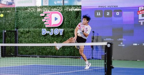  Nổi lên như một hiện tượng mới của làng pickleball Việt Nam, Phúc Huỳnh (sinh năm 2000) liên tiếp vô địch PPA Tour Asia - Vietnam Open 2025 và PPA Tour Asia - MB Vietnam Cup 2025, trong đó có chiến thắng áp đảo trước Trương Vinh Hiển chỉ sau 18 phút. Trước đó, anh cũng vượt qua Lý Hoàng Nam ở chung kết Vietnam Open. Chuỗi phong độ này giúp Phúc Huỳnh từng vươn lên số 1 châu Á và lọt top 15 thế giới. Phúc Huỳnh được nhận diện là ứng viên nặng ký nhất cho tấm vé vào vòng chính khi giữ vị thế hạt giống số 1 đơn nam (vòng loại) và hạt giống số 3 đôi nam nữ (vòng loại, cùng Ken Tâm). Song song đó, sự kết hợp giữa anh và Lê Xuân Đức ở nội dung đôi nam cũng được giới chuyên môn kỳ vọng sẽ tạo nên bất ngờ lớn. Ảnh: Phuc Huynh.