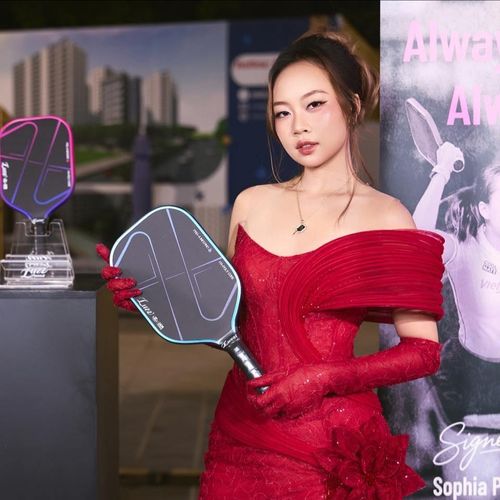  Sophia Phương Anh (tên đầy đủ Sophia Trần Phương Anh, sinh năm 2008) là gương mặt trẻ nổi bật của pickleball Việt Nam, từng là vận động viên quần vợt triển vọng trước khi chuyển sang bộ môn này từ năm 2022. Cô gây chú ý khi vô địch Women’s Singles 4.5 tại Jenius Bank Pickleball World Championships 2025, giải đấu danh giá bậc nhất thế giới, đồng thời giành thêm hai huy chương ở các nội dung khác. Trước đó, Sophia cũng thu về 4 HCV tại World Pickleball Championship Series 2024 Bali. Tháng 4, Sophia Phương Anh sẽ thi đấu từ vòng Main Draw ở nội dung đơn nữ và đôi nữ (cùng Sophia Huỳnh Trần), đồng thời đăng ký tham gia thêm nội dung đôi nam nữ. Ảnh: Sophia Phương Anh.