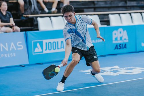  Trịnh Linh Giang (sinh năm 1997) là tay vợt pickleball Việt Nam gây chú ý khi vô địch đơn nam Pro tại PPA Tour Asia - Panas Malaysia Open 2025 vào tháng 7/2025, sau chiến thắng 2-0 (12-10, 11-7) trước Vanshik Kapadia. Đây là danh hiệu PPA Tour Asia đầu tiên của một vận động viên Việt Nam, giúp anh vươn lên vị trí số 1 châu Á nội dung đơn nam và lọt top 10 PPA Tour Asia. Tại giải đấu tới đây, anh là đại diện duy nhất góp mặt thẳng tại Main Draw nội dung đôi nam nữ khi đứng cùng Xiao Yi Wang. Ở các nội dung còn lại, Linh Giang được xếp hạt giống số 4 đơn nam và là hạt giống số 2 vòng loại nội dung đôi nam ("hợp quân" cùng Vanshik Kapadia). Ảnh: Trịnh Linh Giang.