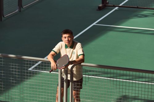  Lý Hoàng Nam (sinh năm 1997) là một trong những tay vợt pickleball hàng đầu Việt Nam, từng là tay vợt tennis số 1 quốc gia với thứ hạng ATP cao nhất 231 thế giới. Sau hơn một năm chuyển sang pickleball, anh lọt top 20 PPA Tour và vào top 3 châu Á. Tháng 12/2025, anh vô địch PPA Tour Asia - Hangzhou Open 2025, đồng thời được vinh danh là tay vợt nam xuất sắc nhất Việt Nam. Tại Hanoi Cup 2026, anh sẽ thi đấu từ vòng Main Draw và bắt cặp cùng Zane Navratil ở nội dung đôi nam; dự vòng loại ở nội dung đơn nam và đôi nam nữ (cùng Regina Goldberg). Ảnh: Hoàng Nam Lý.